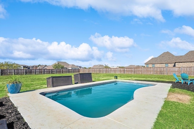 view of swimming pool with a yard