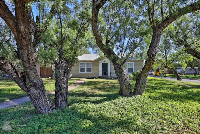 ranch-style home featuring a front lawn