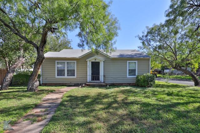 bungalow featuring a front yard