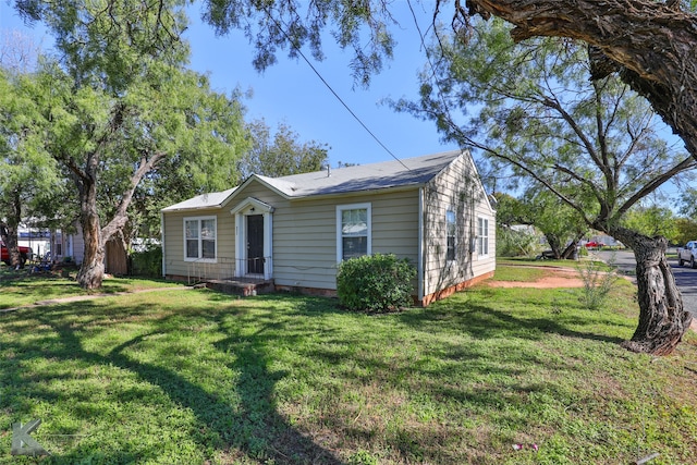 view of front of property featuring a front lawn