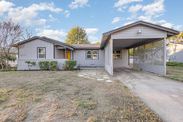 view of front facade featuring a front yard and a carport