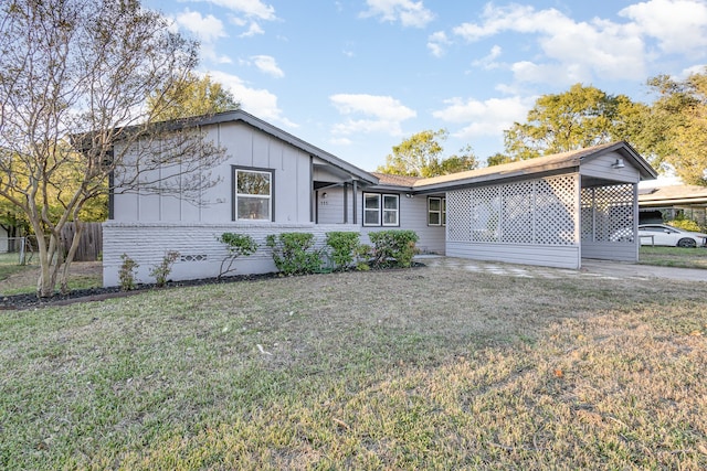 view of front facade featuring a front lawn