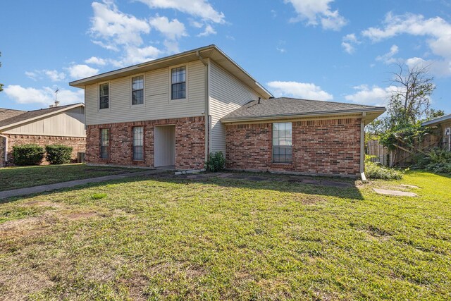 front facade featuring a front yard