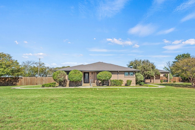 single story home featuring a front lawn