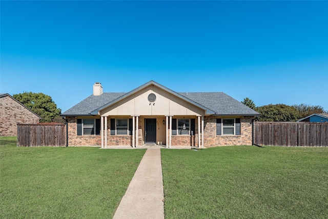 view of front of property featuring a front lawn