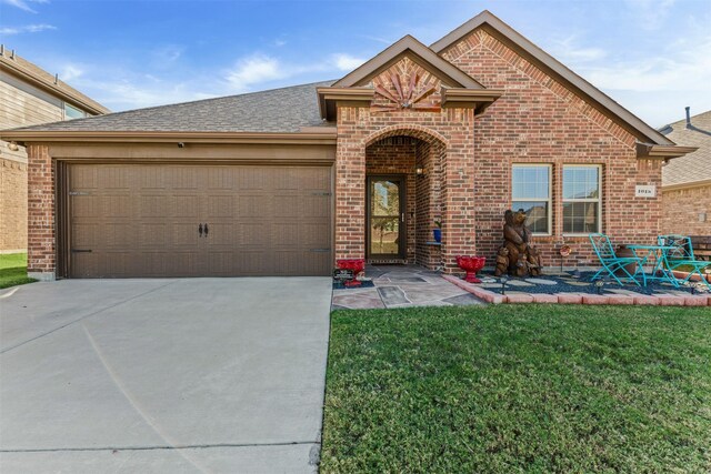 view of front of house featuring a garage and a front yard