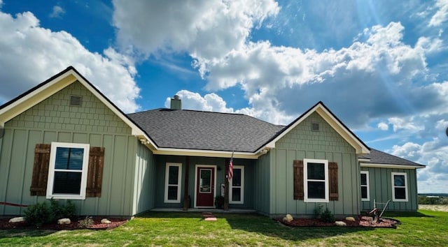 view of front of house featuring a front lawn