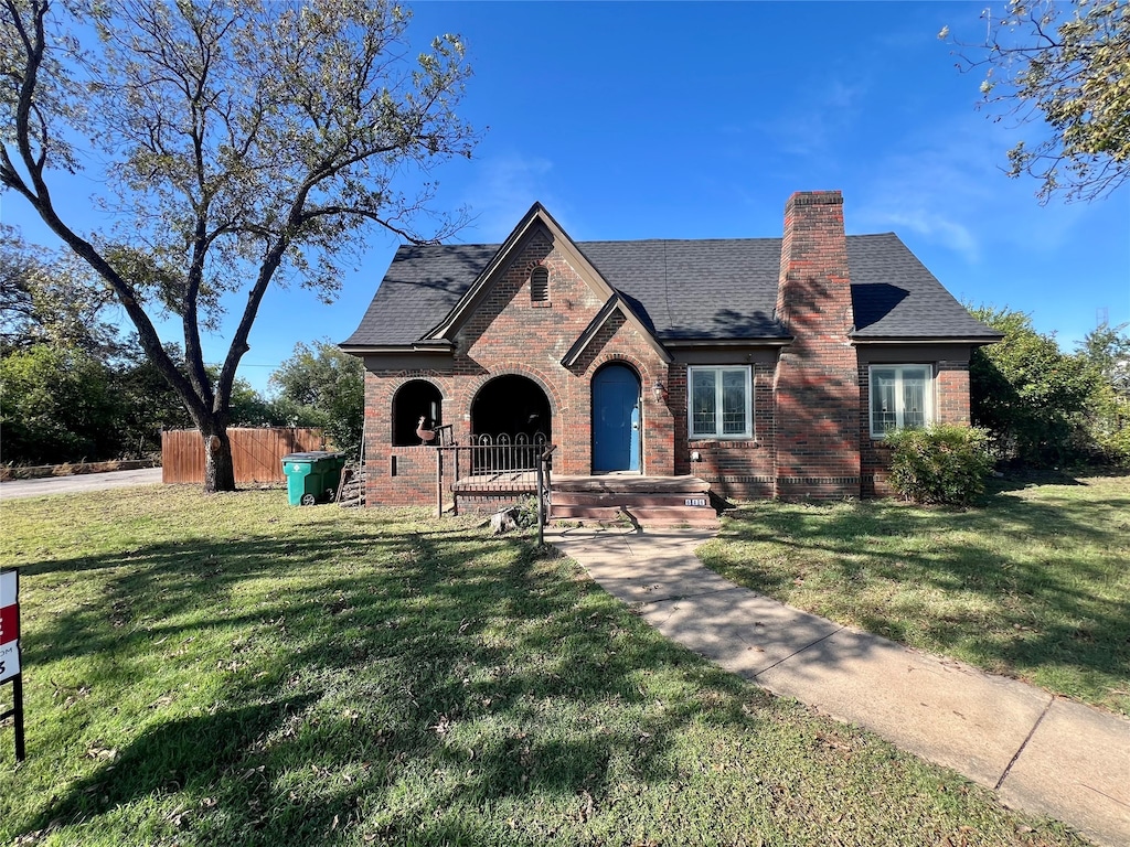 view of front of house featuring a front yard