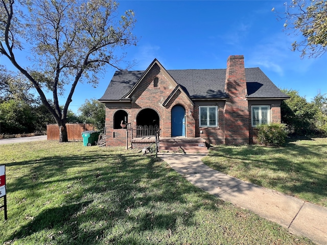 view of front of house featuring a front yard