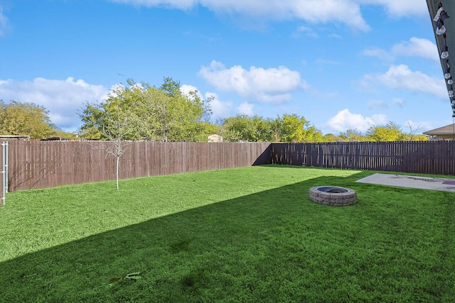 view of yard featuring an outdoor fire pit