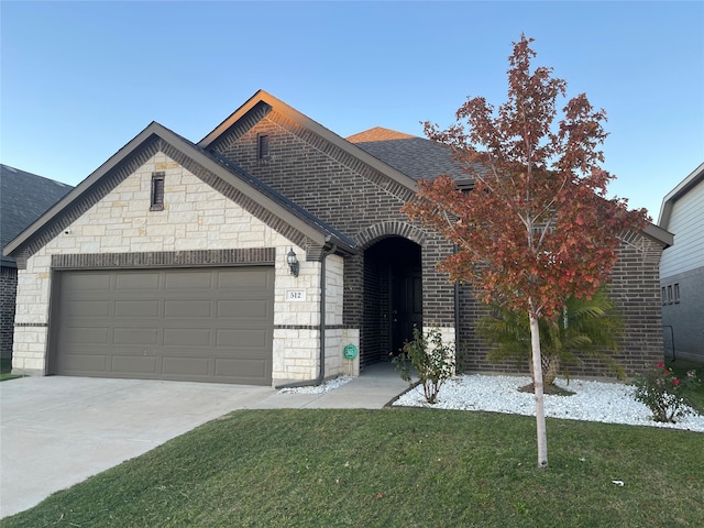 view of front of house featuring a front lawn and a garage