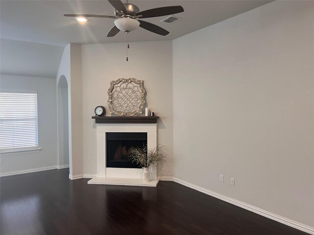 kitchen featuring ceiling fan, stainless steel appliances, dark hardwood / wood-style flooring, backsplash, and a center island with sink