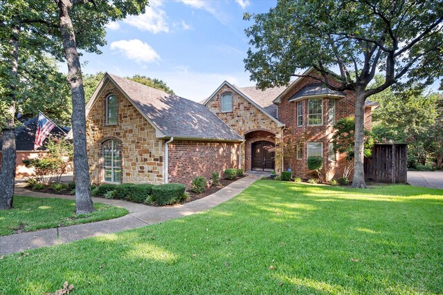 view of front of home featuring a front lawn