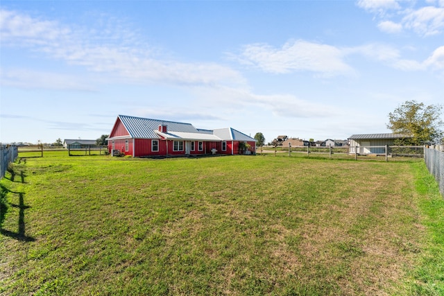 view of yard with an outbuilding