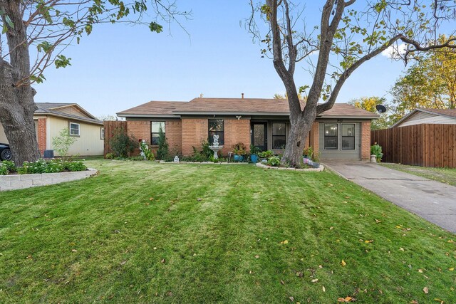 ranch-style home featuring a front lawn