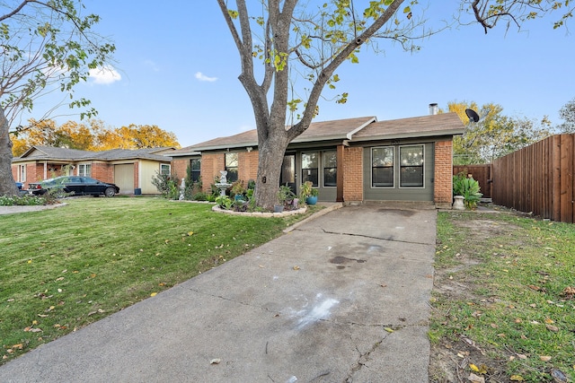 ranch-style house featuring a front lawn