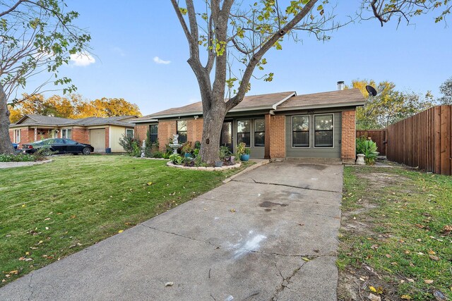 ranch-style house featuring a front lawn