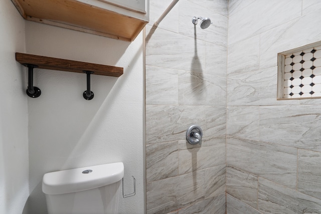 bathroom featuring tiled shower