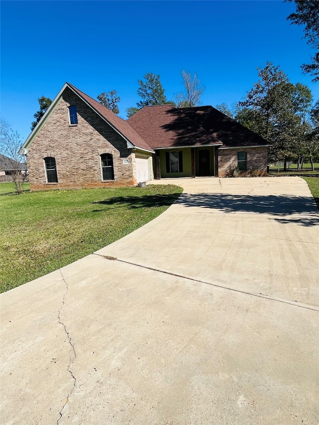 view of front facade featuring a front lawn and a garage