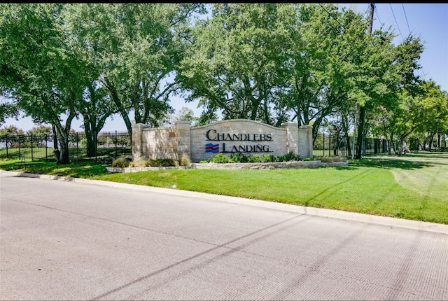 community sign with a yard