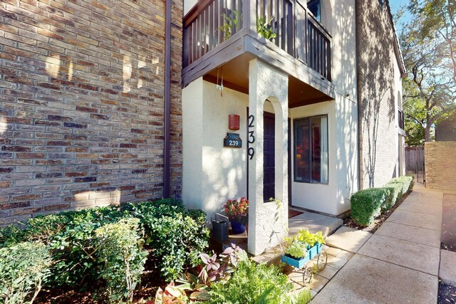 property entrance featuring a balcony