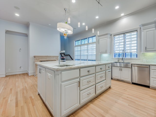 kitchen featuring white cabinetry, dishwasher, sink, an island with sink, and light hardwood / wood-style floors