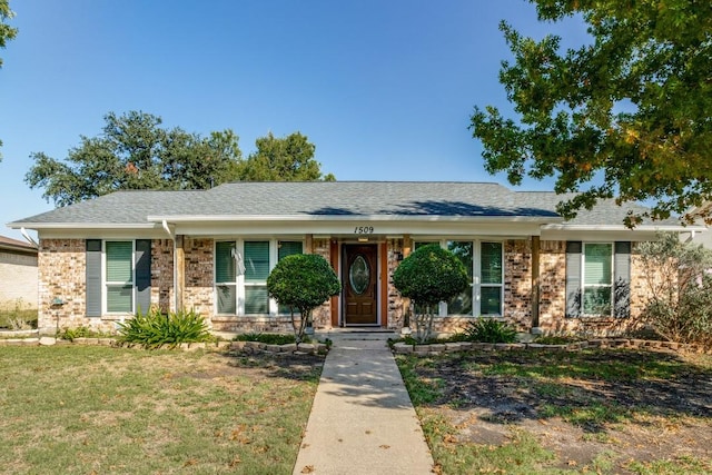 single story home with a front lawn