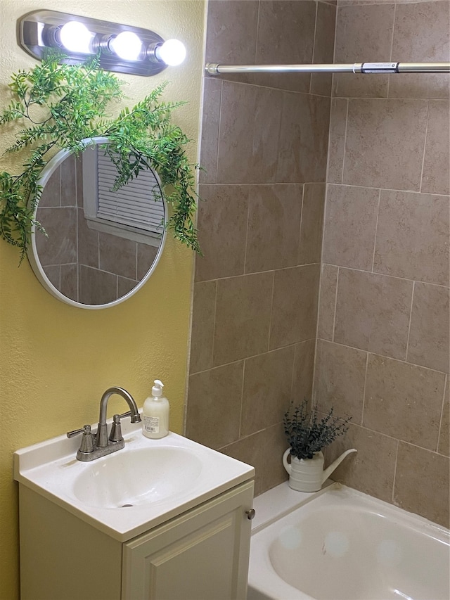 bathroom with vanity and tiled shower / bath