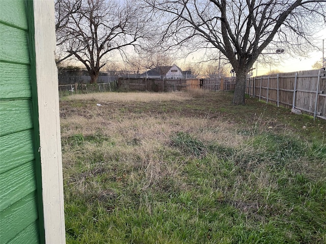 view of yard at dusk