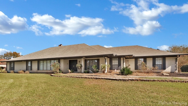 view of front of property featuring a front yard