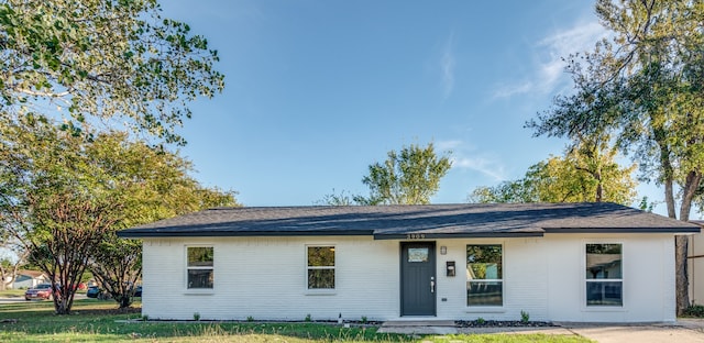 single story home featuring a front lawn