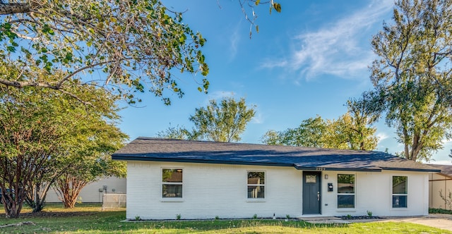 single story home with a front yard