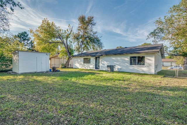 view of yard with a shed