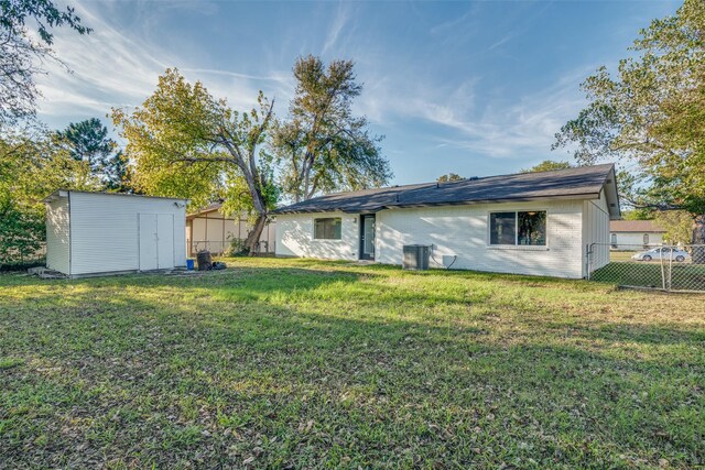 view of yard with a shed