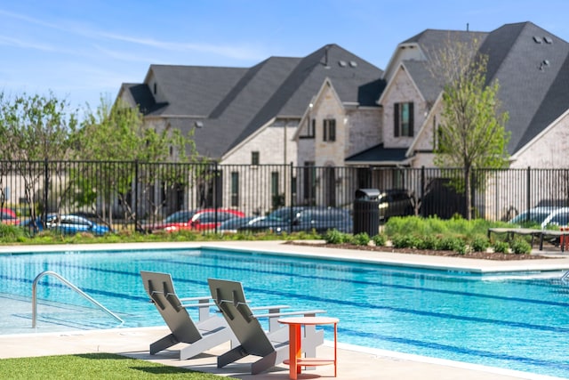 view of swimming pool