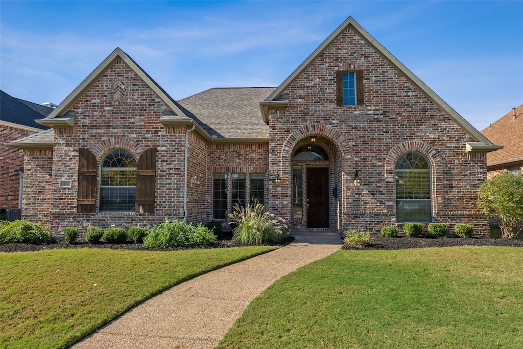 view of front of house with a front lawn