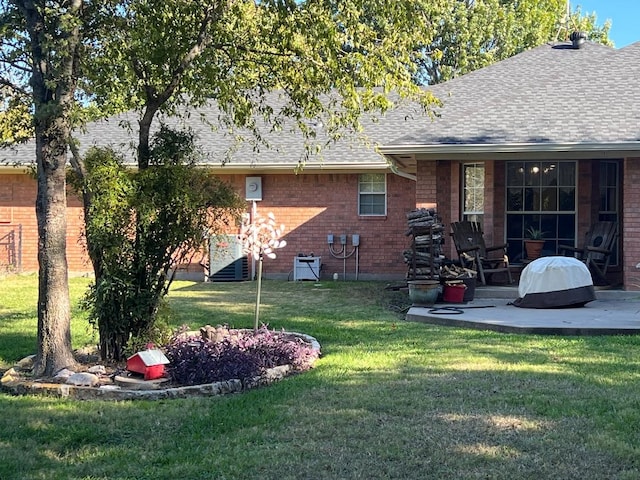 view of yard featuring a patio