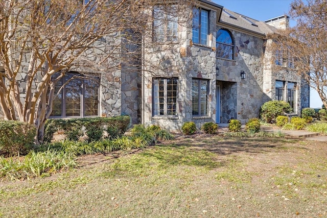 view of front of home with a front lawn