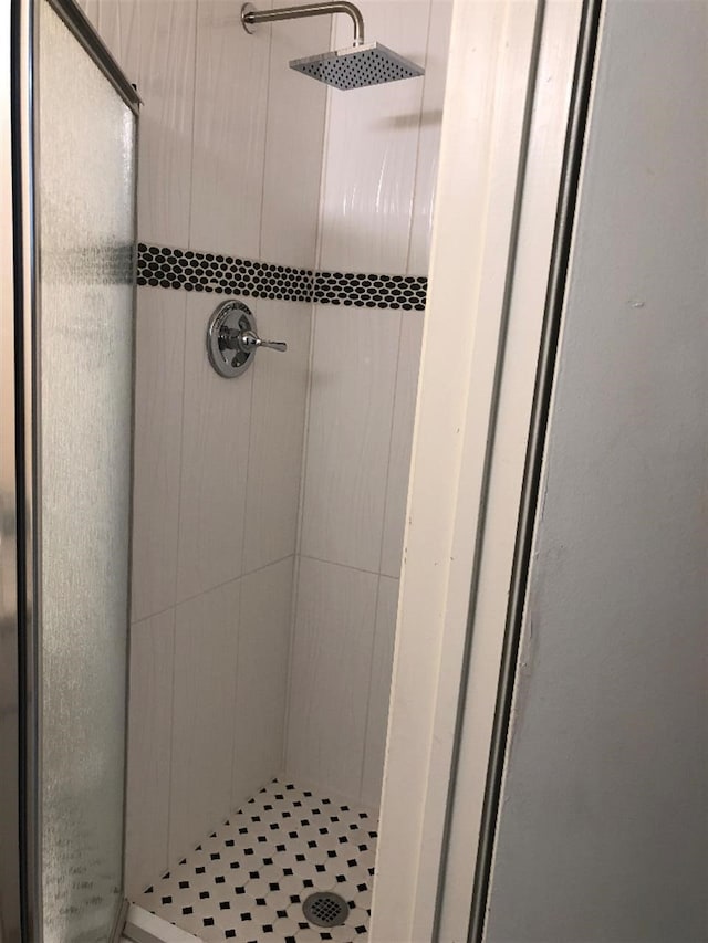 bathroom with a tile shower