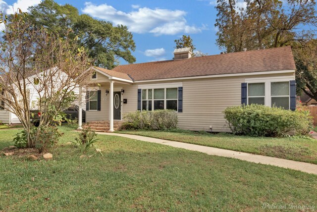 view of front facade with a front lawn