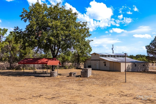 view of yard with an outdoor structure