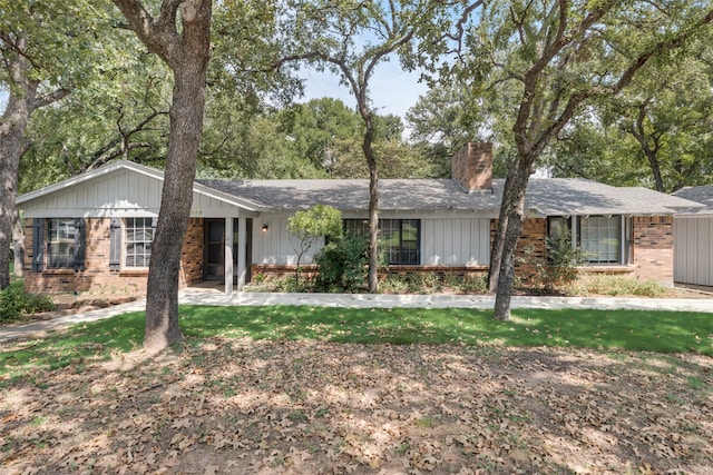 single story home featuring a front yard