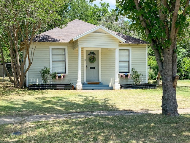 bungalow featuring a front lawn