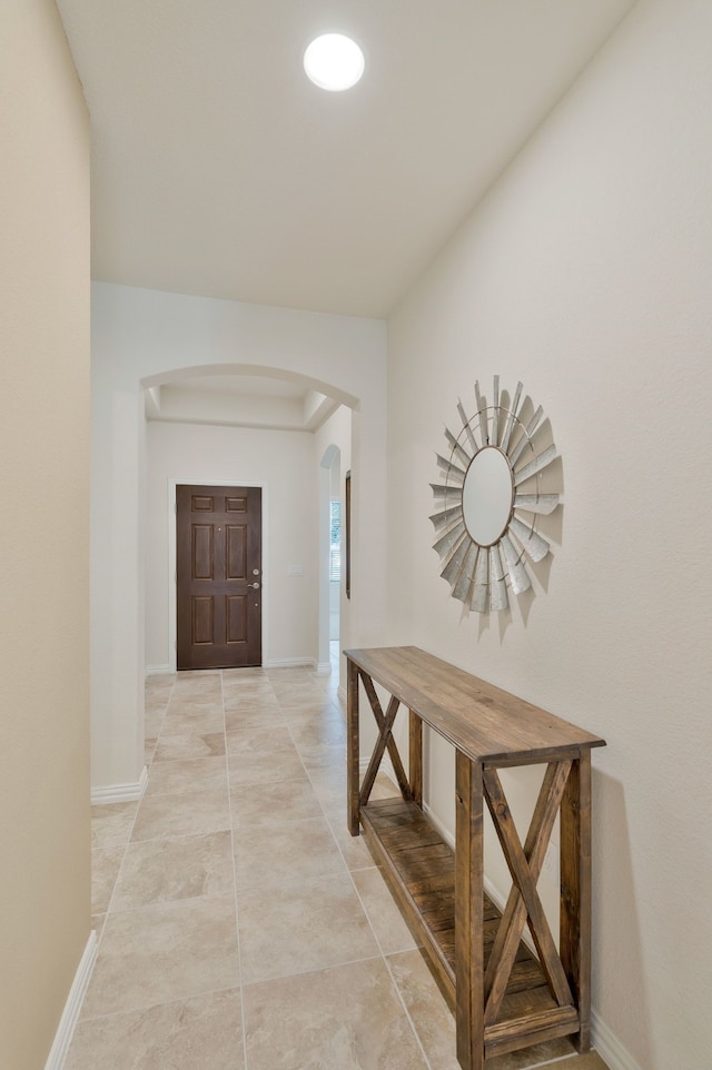 kitchen with sink, stainless steel appliances, lofted ceiling, decorative light fixtures, and a kitchen island with sink