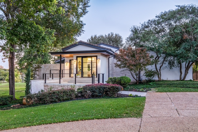 view of front of home featuring a front yard