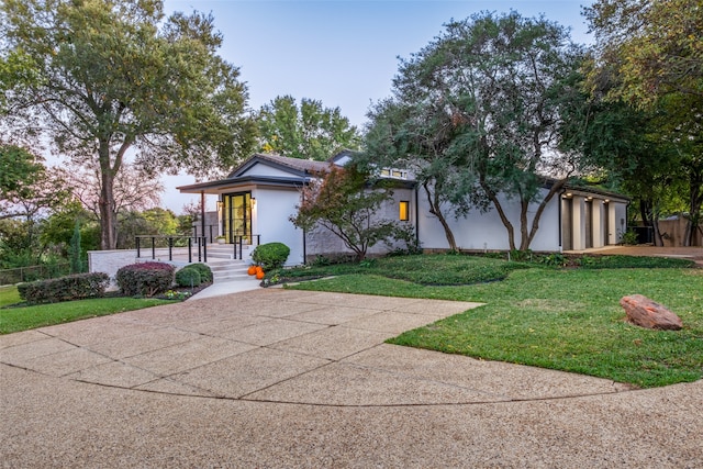 view of front of home featuring a front yard