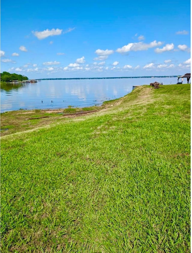 Listing photo 2 for 716 Lakeshore Dr, Seven Points TX 75143