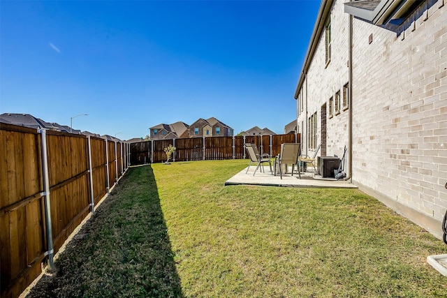 view of yard featuring a patio area