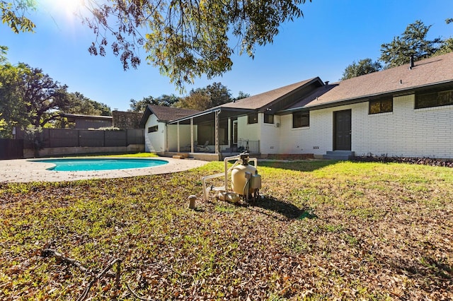 view of swimming pool featuring a lawn