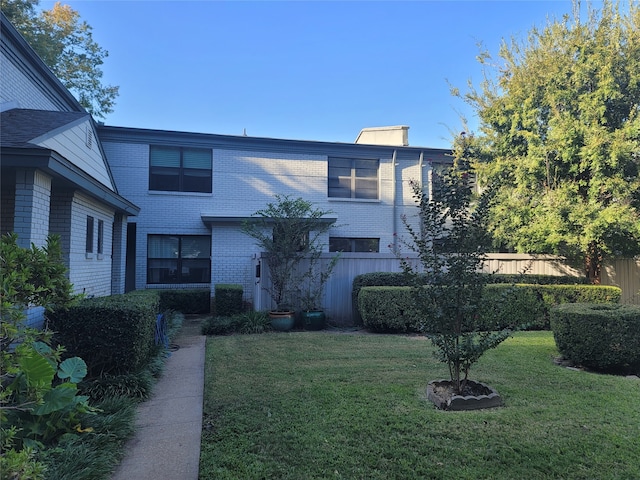 view of front of home featuring a front yard